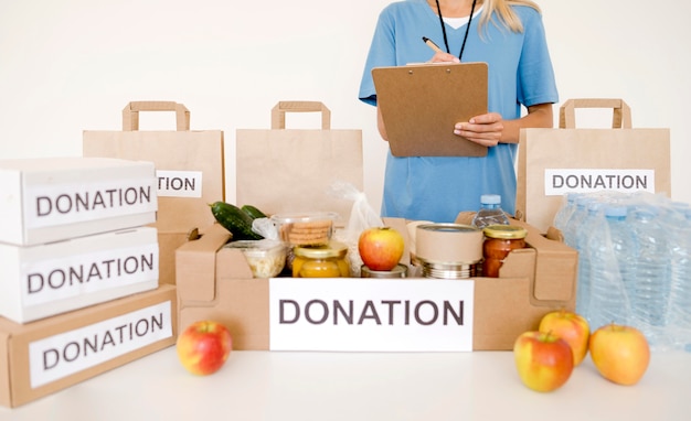 Vista frontal de cajas de donación y bolsas con provisiones