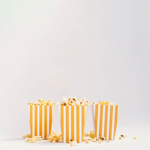 Vista frontal de cajas de palomitas de maíz con espacio de copia
