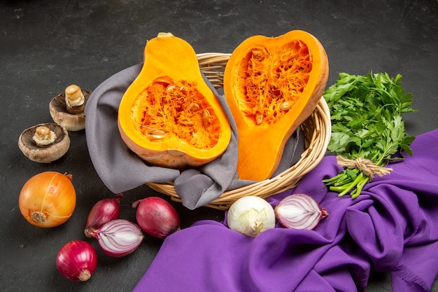 Vista frontal de calabaza fresca con cebollas y verduras en la planta de alimentos de color maduro de mesa oscura