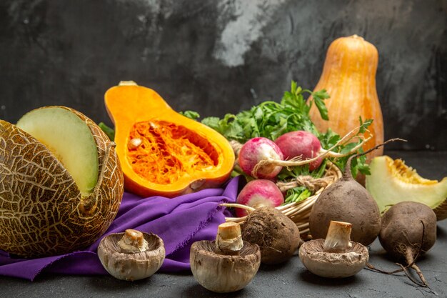Vista frontal de calabaza fresca con rábano y verduras en la mesa oscura comida de color maduro