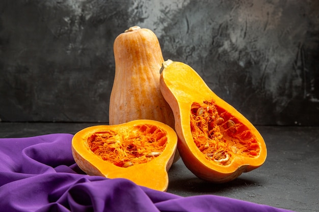 Vista frontal de la calabaza fresca en rodajas de fruta en la mesa oscura color comida fruta madura