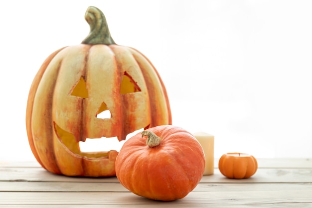 Vista frontal de calabazas listas para halloween