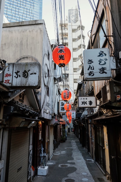 Vista frontal de la calle en Japón con edificio y linternas