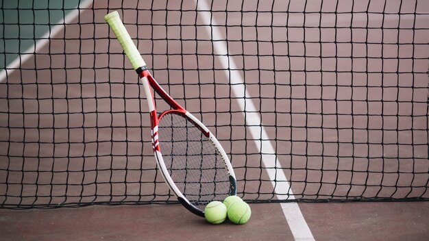 Vista frontal del campo de juego de tenis con raqueta