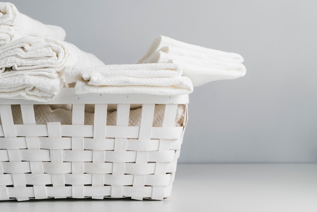 Foto gratuita vista frontal canasta blanca con toallas