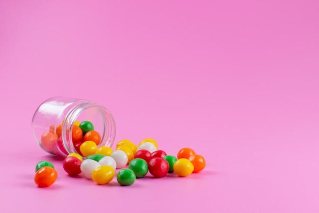 Una vista frontal de caramelos de colores dulces y pegajosos en confitería confitura de azúcar de color rosa,