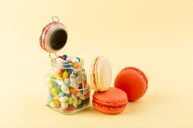 Una vista frontal de caramelos de colores con macarons franceses