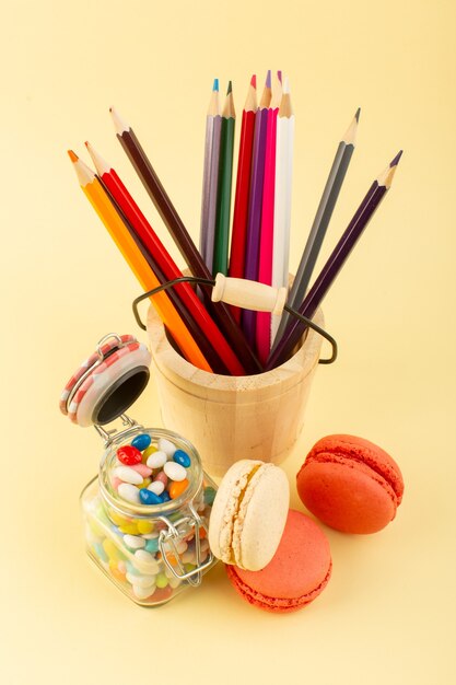 Una vista frontal de caramelos de colores con macarons franceses