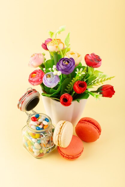 Una vista frontal de caramelos de colores con macarons franceses