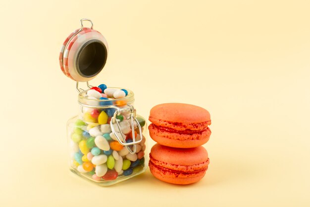 Una vista frontal de caramelos de colores con macarons franceses