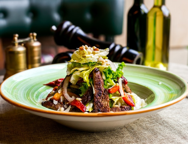 Foto gratuita vista frontal de carne frita con verduras y lechuga en un plato