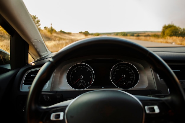 Vista frontal de una carretera desde el asiento del conductor