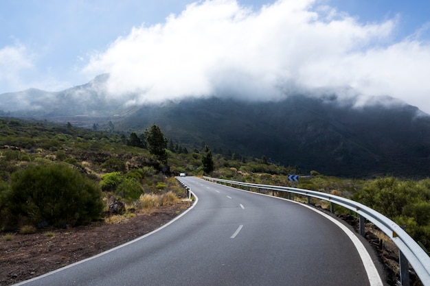 Vista frontal de una carretera vacía