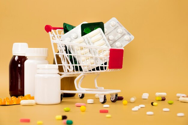 Vista frontal del carrito de compras con láminas y envases de pastillas