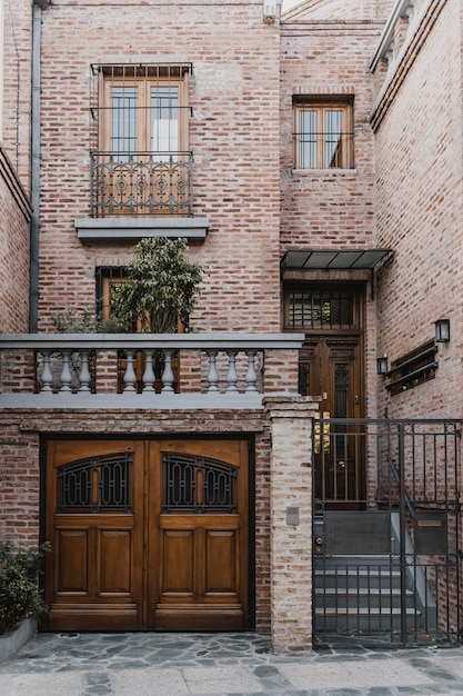 Vista frontal de la casa en la ciudad.