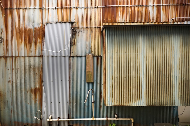 Foto gratuita vista frontal casa oxidada abandonada