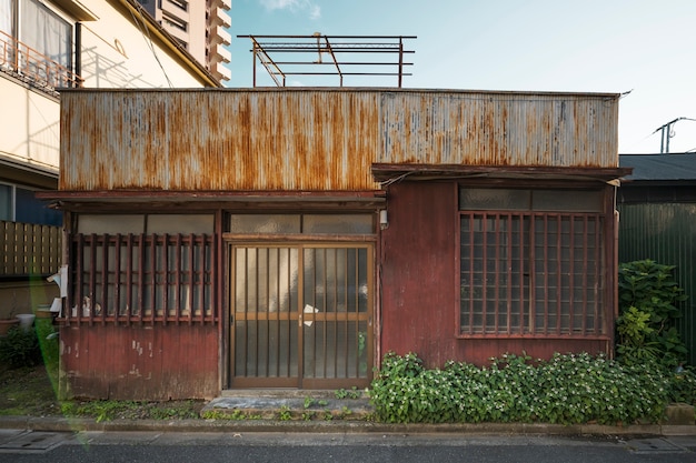 Vista frontal casa oxidada abandonada