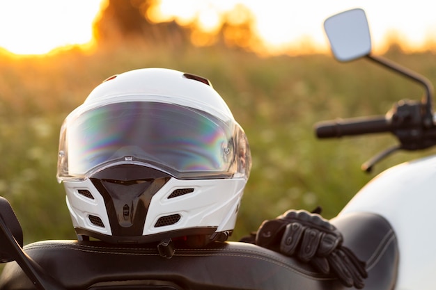 Vista frontal del casco de la motocicleta sentado en bicicleta