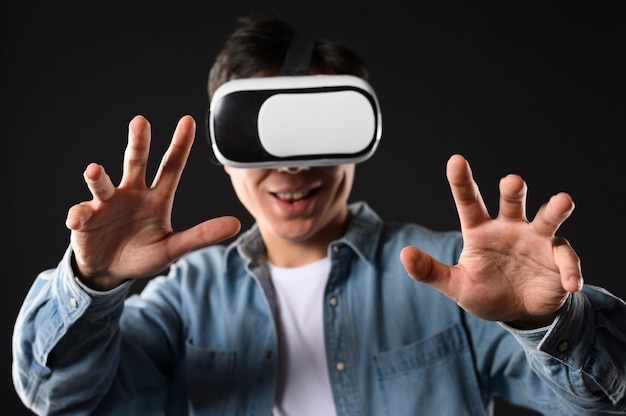 Foto gratuita vista frontal casco de realidad virtual masculina
