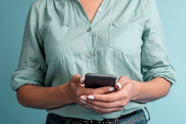 Vista frontal casual mujeres sosteniendo un teléfono