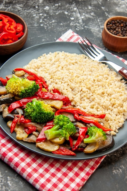 Vista frontal de cebada perlada con sabrosas verduras cocidas