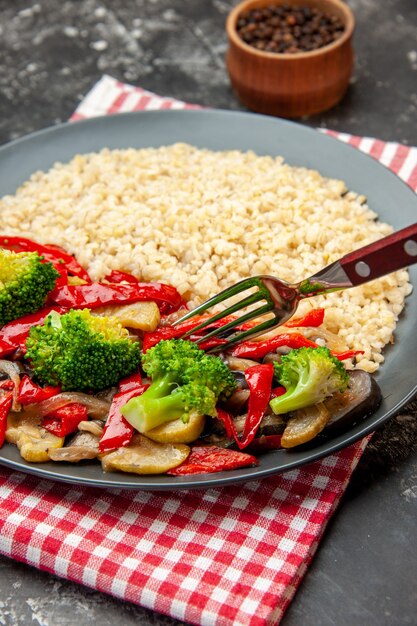 Vista frontal de cebada perlada con sabrosas verduras cocidas