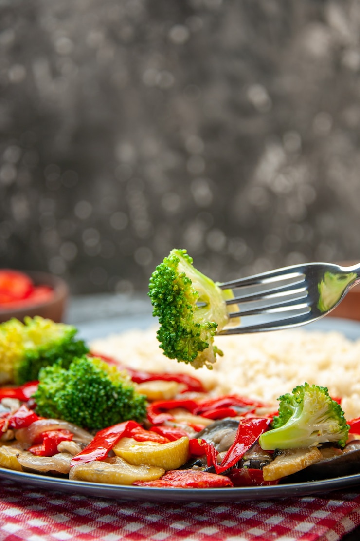Foto gratuito vista frontal de cebada perlada con sabrosas verduras cocidas