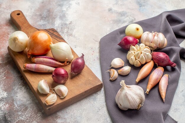 Vista frontal de cebollas y ajos ingredientes frescos.