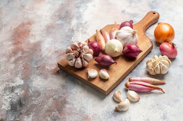 Vista frontal de cebollas y ajos ingredientes frescos.