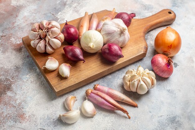 Vista frontal de cebollas y ajos ingredientes frescos.