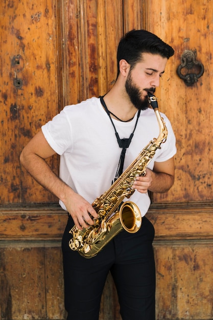 Vista frontal centrado músico tocando el saxofón