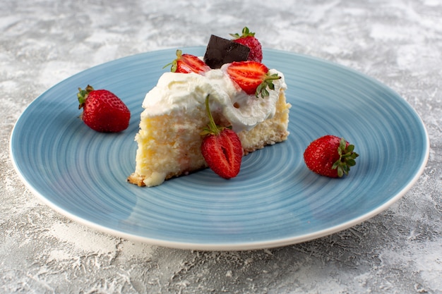 Foto gratuita vista frontal cercana deliciosa rebanada de pastel dentro de la placa azul con crema y fresas