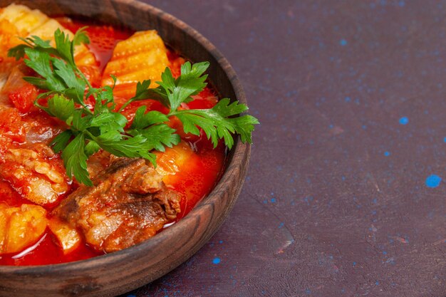 Vista frontal cercana deliciosa sopa de salsa de carne con verduras y papas en rodajas en la superficie oscura sopa de salsa comida comida cena plato