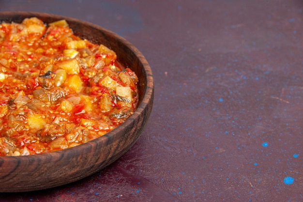 Vista frontal cercana deliciosas verduras cocidas en rodajas con salsa sobre fondo oscuro comida salsa sopa comida vegetal