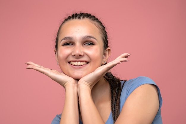 Vista frontal cercana joven sonriendo en rosa