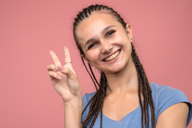 Vista frontal cercana joven sonriendo en rosa