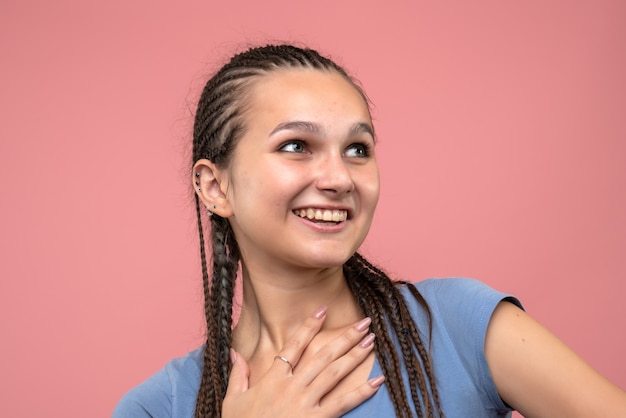 Vista frontal cercana joven sonriendo en rosa