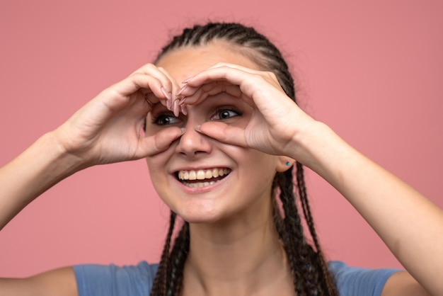 Foto gratuita vista frontal cercana de la joven sonriente y emocionada en rosa