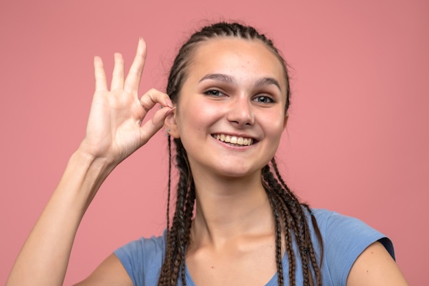 Foto gratuita vista frontal cercana joven con sonrisa en rosa