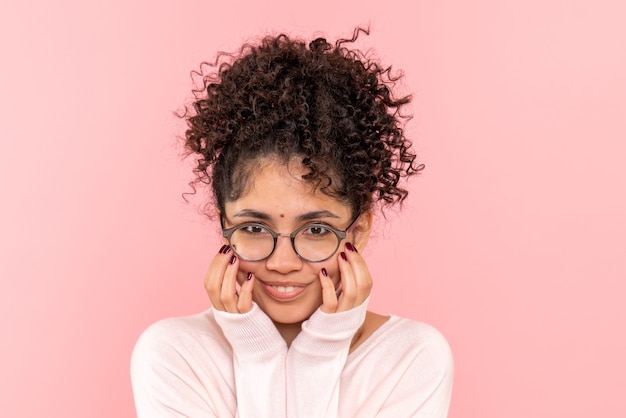 Foto gratuita vista frontal cercana de la mujer joven sonriendo en rosa