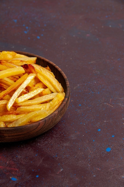 Foto gratuita vista frontal cercana patatas fritas sabrosas patatas fritas dentro de la placa en la superficie oscura comida cena ingredientes del plato patata