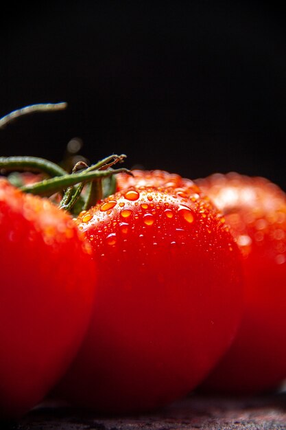 Vista frontal cercana tomates rojos frescos sobre el fondo claro