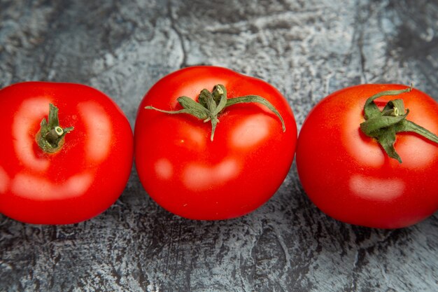 Vista frontal cercana tomates rojos frescos