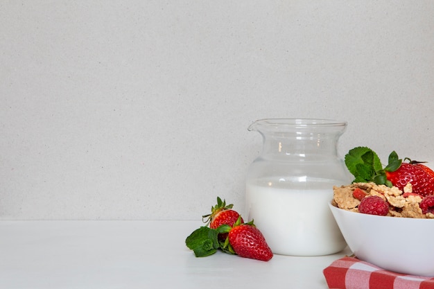 Vista frontal de cereales para el desayuno con leche y espacio de copia