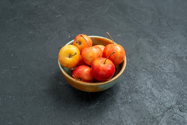 Vista frontal de las cerezas dulces sobre fondo oscuro, dieta de alimentos de frutas, vitamina