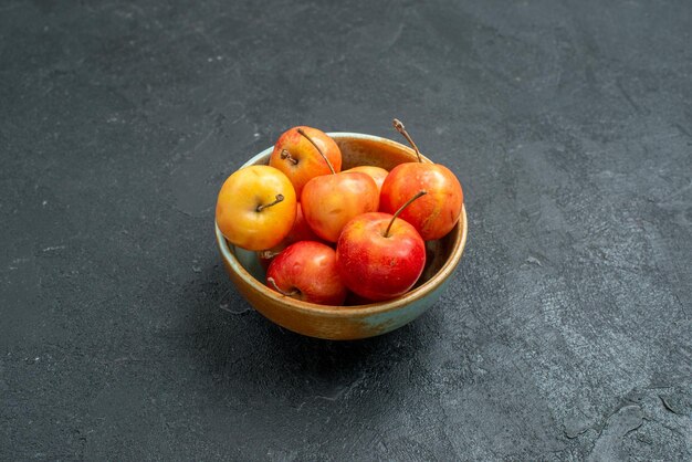 Vista frontal de las cerezas dulces sobre fondo oscuro, dieta de alimentos de frutas, vitamina