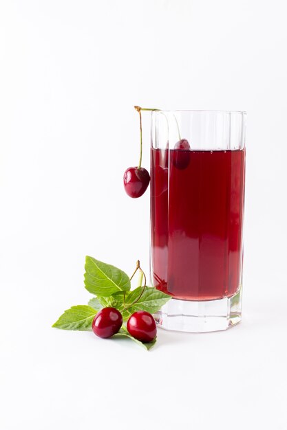 Vista frontal de cerezas frescas agrias y suaves junto con jugo de cereza en blanco