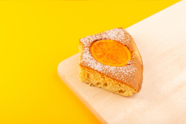 Una vista frontal cerrada rebanada de pastel de naranja dulce delicioso sabroso en el escritorio de madera de color crema y fondo amarillo galleta de azúcar dulce