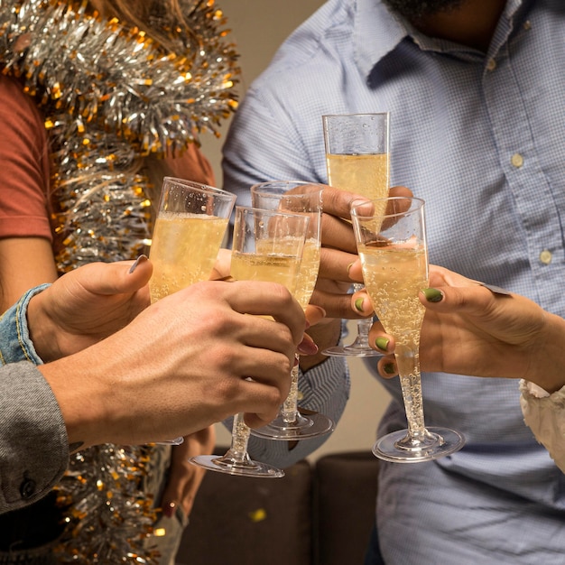 Vista frontal de champagne en copa en año nuevo