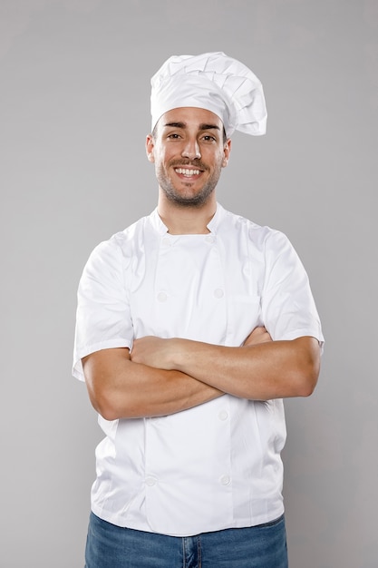 Vista frontal del chef hombre sonriente